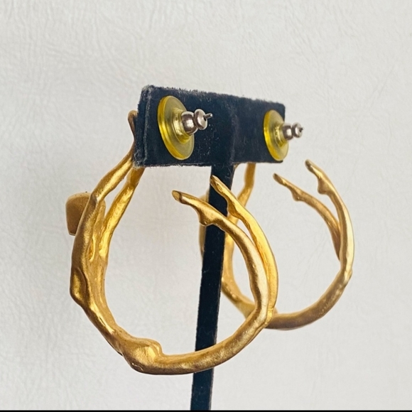 🔥 Matte Goldtone Sculptural Female Earrings - Picture 2 of 15